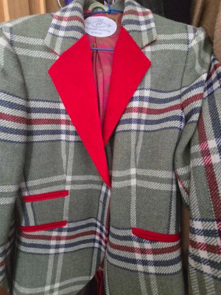 Chaqueta de cuadros con detalles rojos