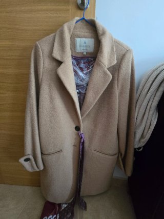 Chaqueta de cuadros con detalles rojos