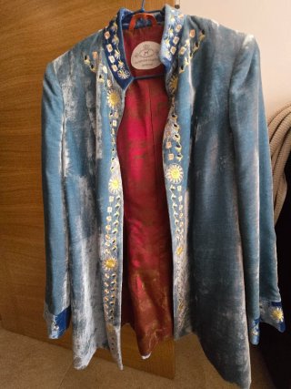 Chaqueta de cuadros con detalles rojos