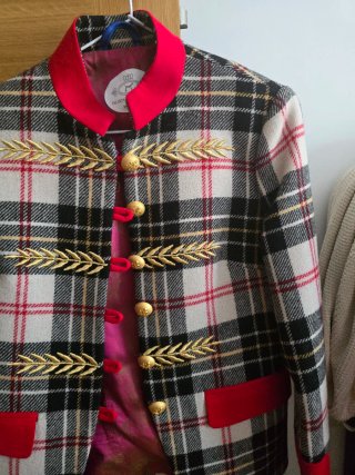 Chaqueta de cuadros con detalles rojos