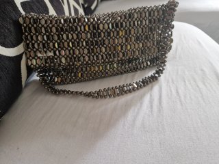 Bolso de mano plateado y negro