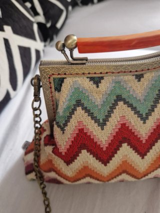 Bolso de mano con cadena y estampado zig-zag