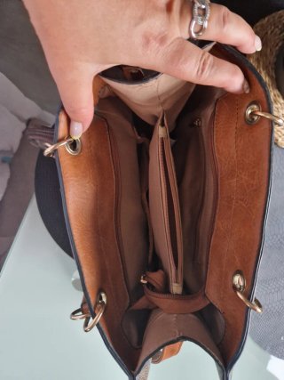 Bolso de mano y hombro con tachuelas