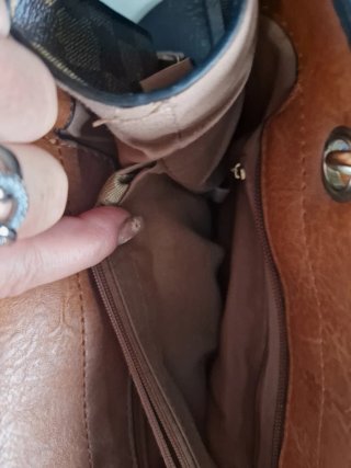 Bolso de mano y hombro con tachuelas