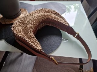 Bolso de cuerda beige y marrón