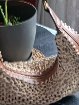 Bolso de cuerda beige y marrón