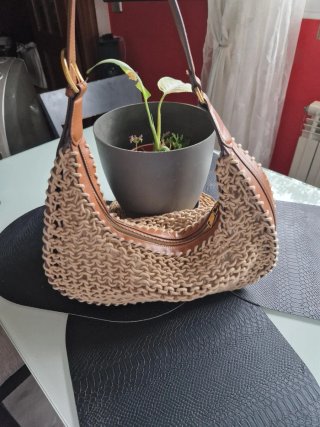 Bolso de cuerda beige y marrón