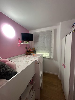 Habitación juvenil blanca y rosa