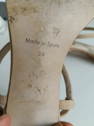 Sandalias elegantes de piel beige y fina pedrería.