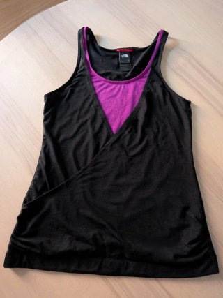 Camiseta The North Face negra y fucsia