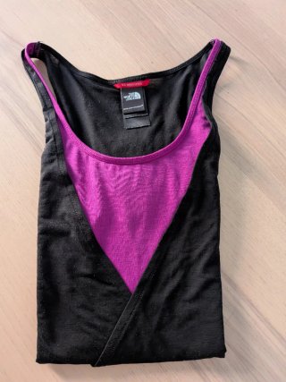 Camiseta The North Face negra y fucsia