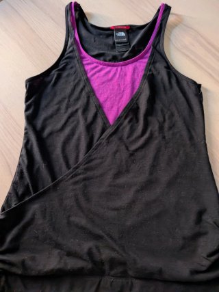 Camiseta The North Face negra y fucsia