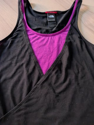 Camiseta The North Face negra y fucsia