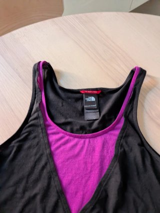 Camiseta The North Face negra y fucsia