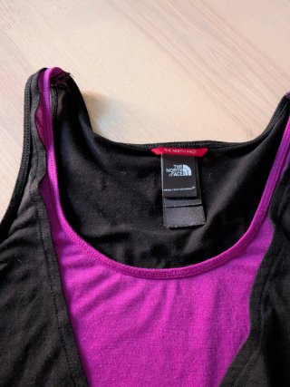 Camiseta The North Face negra y fucsia
