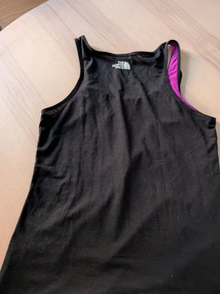 Camiseta The North Face negra y fucsia