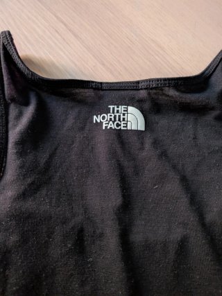 Camiseta The North Face negra y fucsia