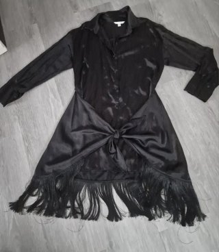 Vestido negro con flecos y lazada