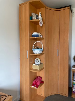 Armadio angolare in legno con scaffale