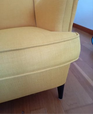 Comodo poltrona orecchia gialla Ikea strandmon