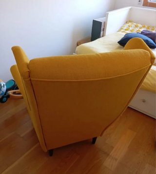 Comodo poltrona orecchia gialla Ikea strandmon
