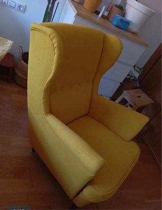 Comodo poltrona orecchia gialla Ikea strandmon