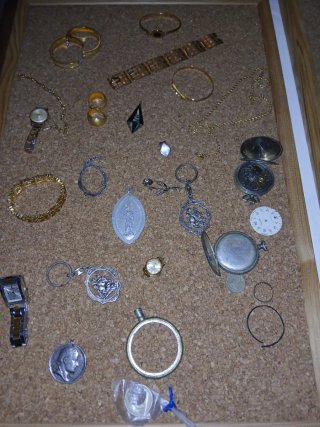 Lote de bisutería y relojes
