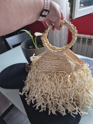 Bolso de paja con abalorios