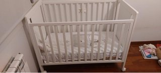 Cuna de madera blanca