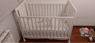 Cuna de madera blanca