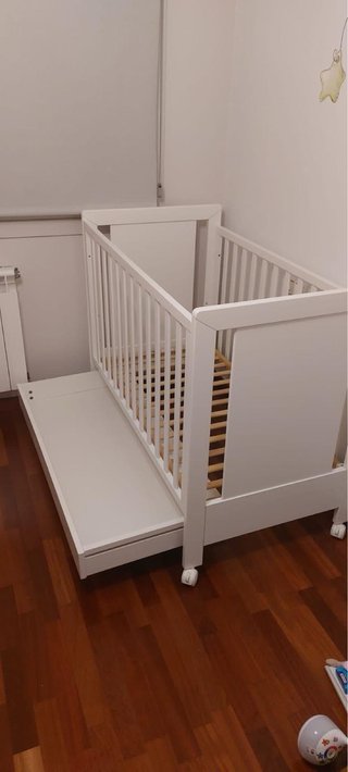 Cuna de madera blanca