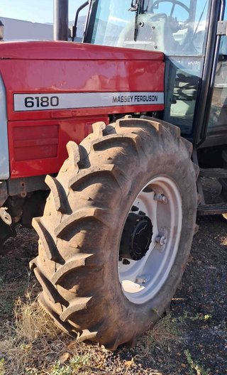 Tractor Massey Ferguson 6180.