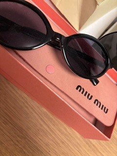 Gafas de sol Miu Miu negras