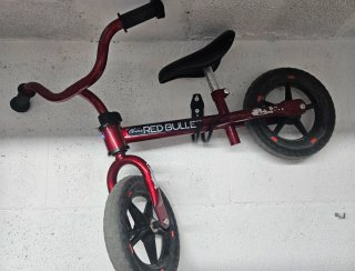 Bicicleta de equilibrio roja para niños