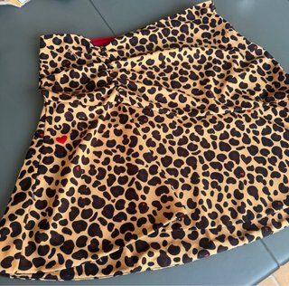 Falda leopardo con corazones rojos