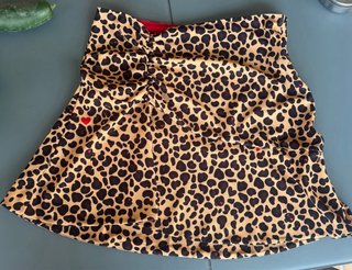 Falda leopardo con corazones rojos