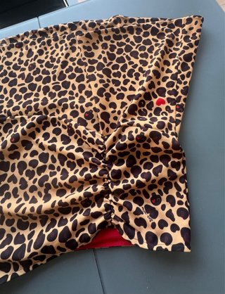 Falda leopardo con corazones rojos
