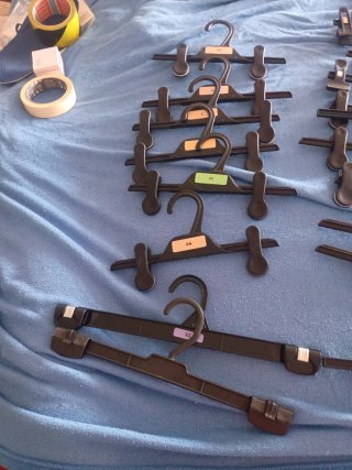 34 Perchas de pinzas de plástico
