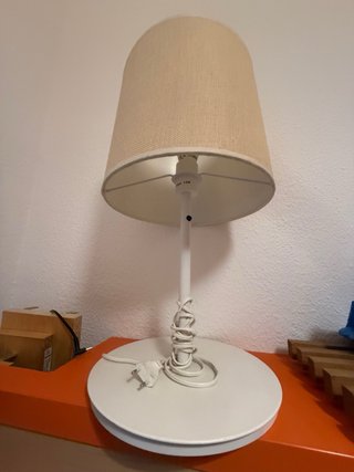 Lámpara de mesa beige y blanca