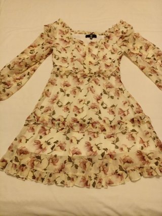 Vestido floral beige y rosa