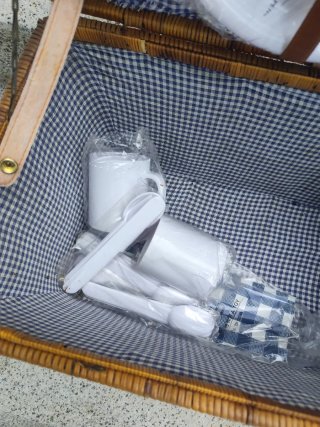 Cesta de picnic de mimbre con accesorios