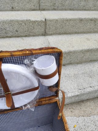 Cesta de picnic de mimbre con accesorios