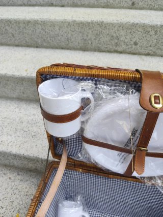 Cesta de picnic de mimbre con accesorios