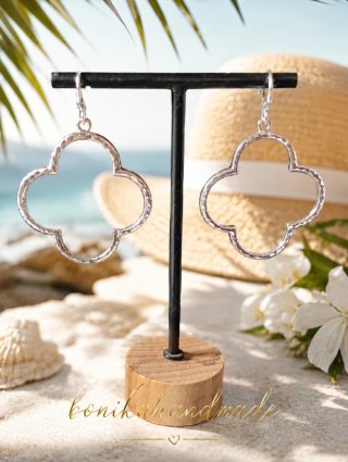 Pendientes plateados con diseño Clover