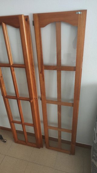 Puertas de vitrina de madera y cristal