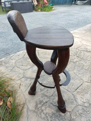 Taburete de madera con patas de caballo