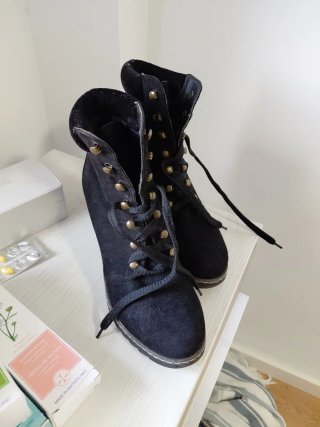 Botines negros con cordones