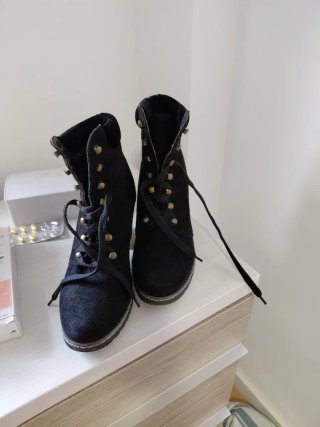 Botines negros con cordones