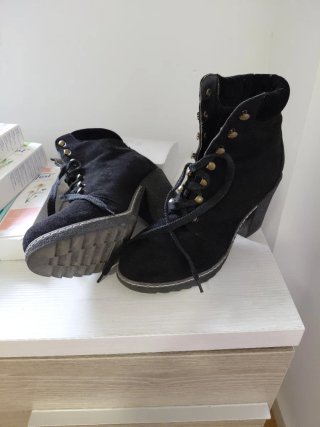 Botines negros con cordones
