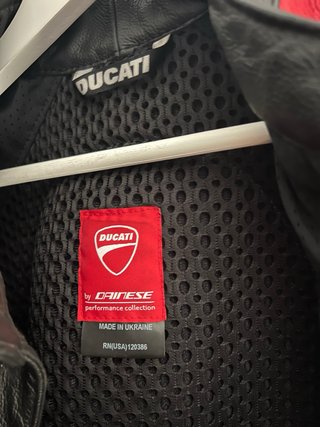 Chaqueta Ducati Piel Perforada Negra y Roja